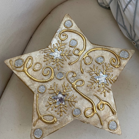 PRICE DROP! Gorgeous Gold & Silver Stackable Star Shaped Gift Boxes! - Picture 4 of 16